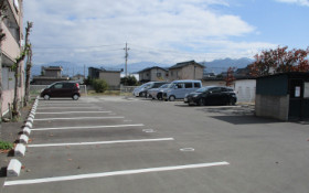 南側：駐車場 広い駐車場60台分。来客用１０台完備。